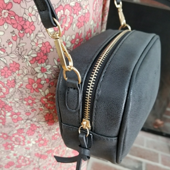 $8 ⭐️ Small Zipper Black Crossbody - Picture 4 of 8